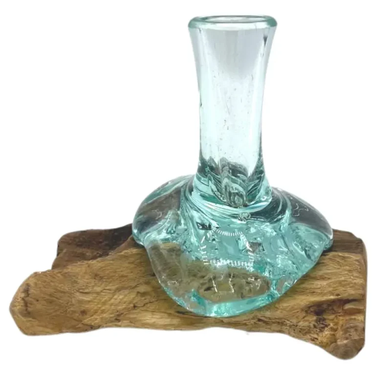 Lille vase af smeltet glas på træ